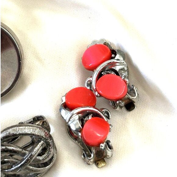 Set of 5 Vintage Silver Tone Clip on Earrings - Picture 3 of 6